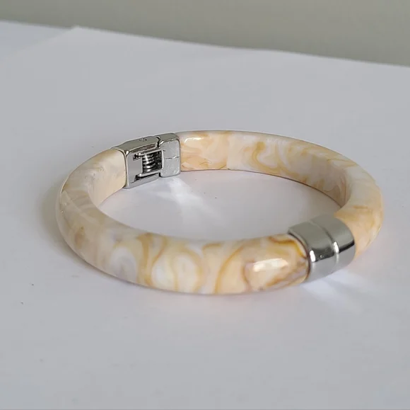 Vintage Boho Cream Chunky Resin Acrylic Hinged Silver Tone Bangle Bracelet - Picture 5 of 13